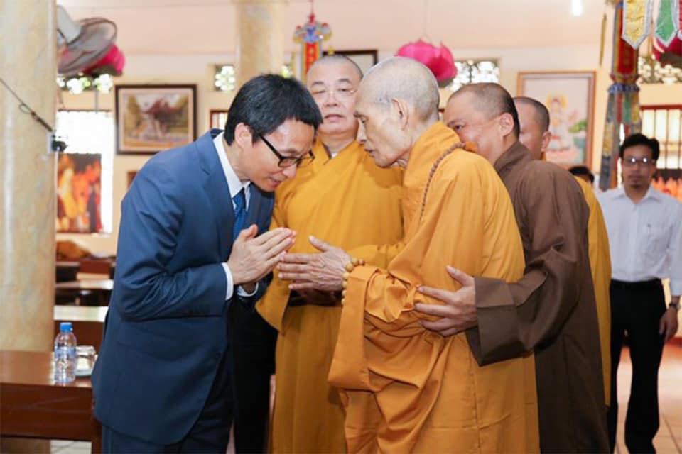 Phó thủ tướng Vũ Đức Đam cung kính thăm hỏi Hòa Thượng Thích Phổ Tuệ trong dịp lễ Phật đản 2016