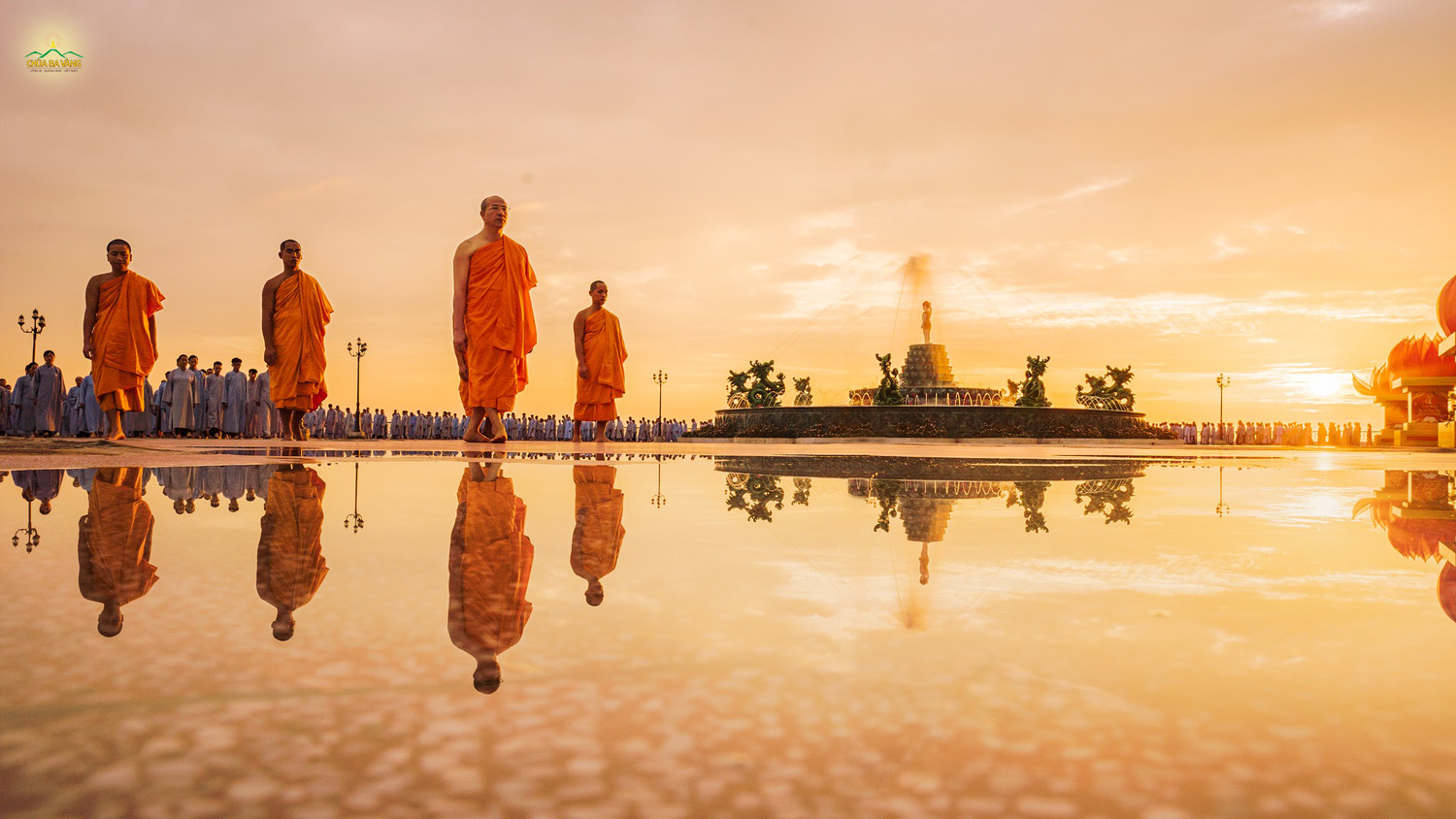 Buổi chiều ngày thứ 4 của Khóa tu thiền 7 ngày, Sư Phụ Thích Trúc Thái Minh cùng chư Tăng đã trực tiếp hướng dẫn Phật tử công quả tại chùa thiền hành xung quanh khuôn viên bổn tự