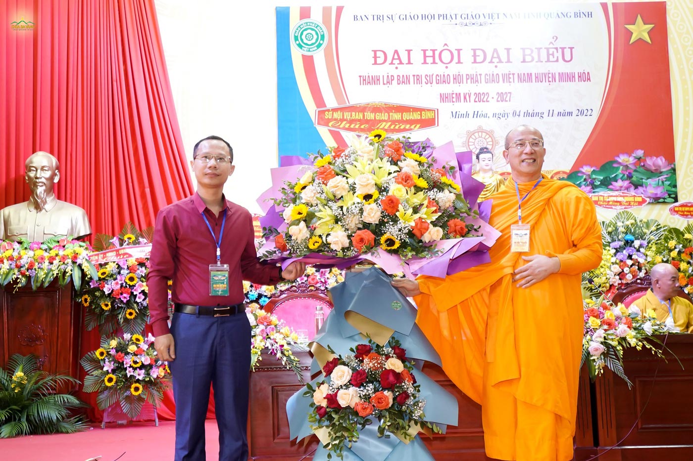 Tân Trưởng BTS GHPGVN huyện Minh Hóa đón nhận lẵng hoa chúc mừng từ ông Nguyễn Duy Hạnh - Phó Trưởng Ban Tôn giáo Sở Nội vụ tỉnh Quảng Bình