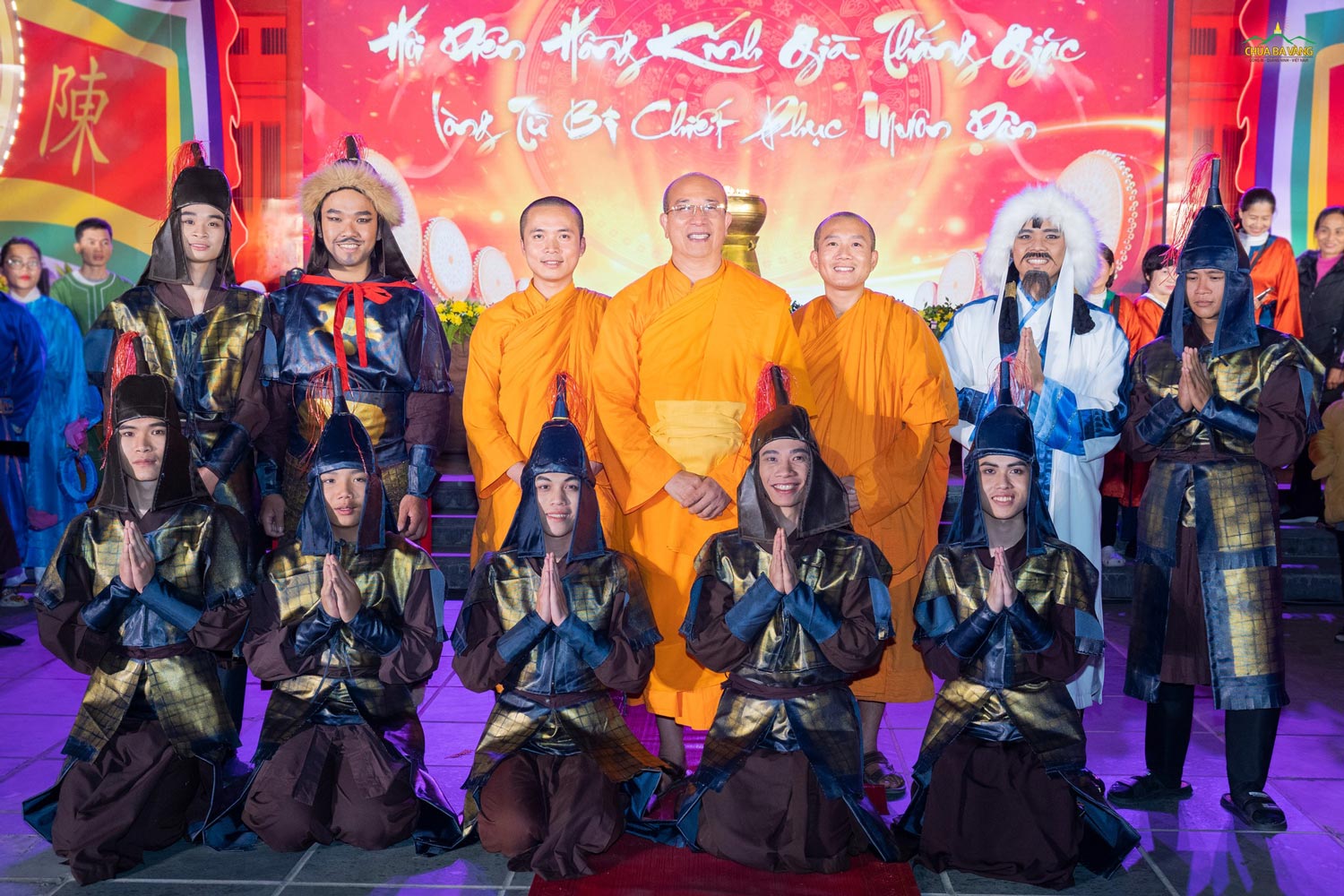 Sư Phụ chụp ảnh lưu niệm cùng các diễn viên trong vai Hốt Tất Liệt, Thoát Hoan và binh lính Nguyên Mông