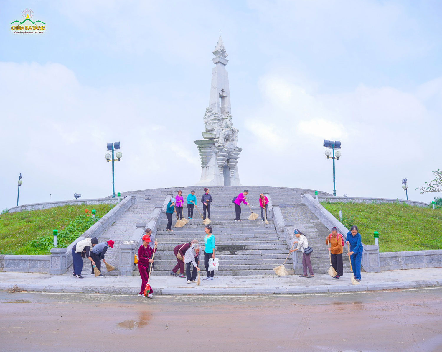 Các Phật tử cùng nhau quét dọn vệ sinh Đài tưởng niệm anh hùng liệt sĩ