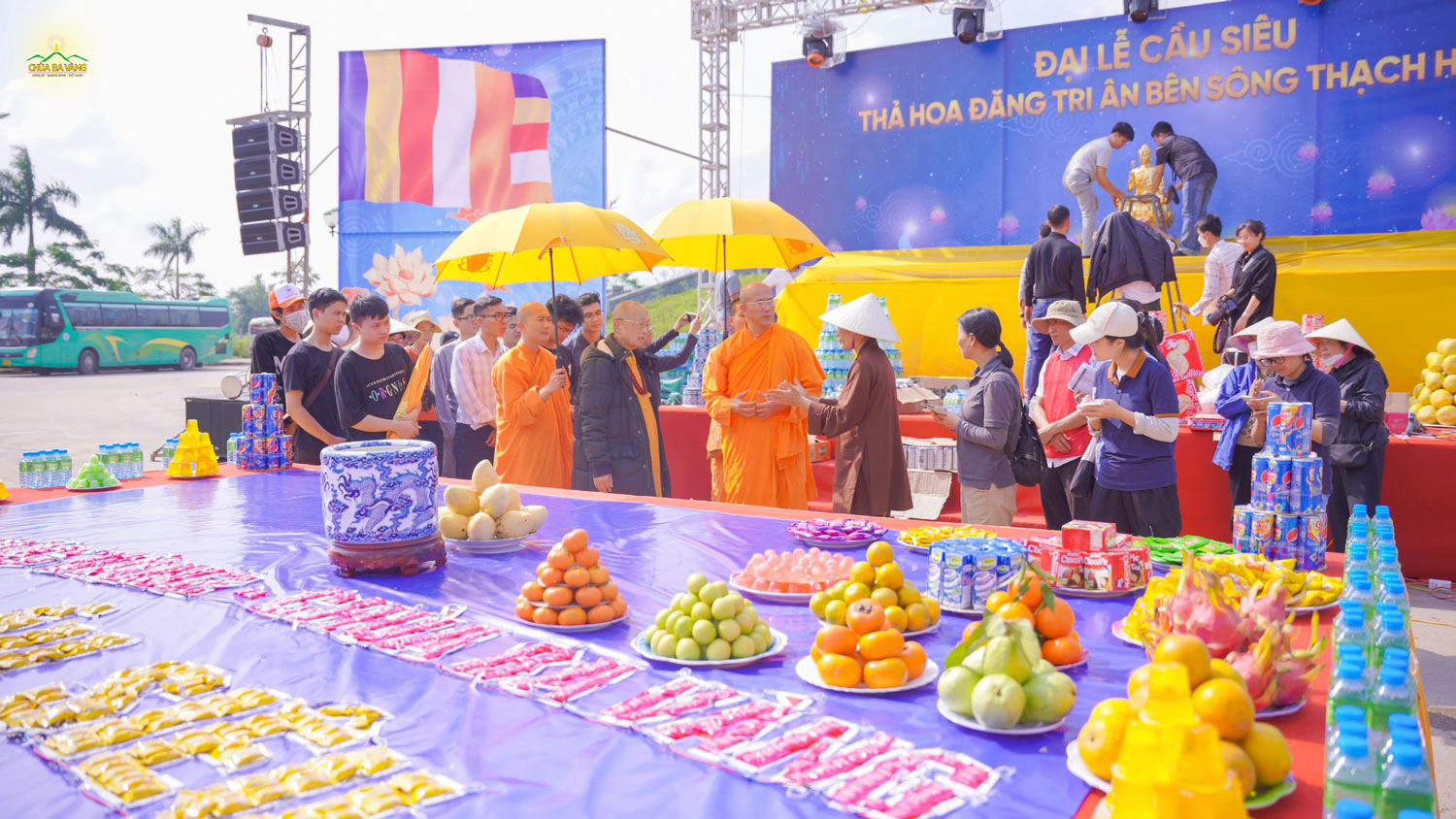 Hòa Thượng Thích Tánh Nhiếp và Sư Phụ Thích Trúc Thái Minh đã lắng nghe các Phật tử báo cáo công tác chuẩn bị cho Đại lễ cầu siêu - Thả hoa đăng tri ân bên sông Thạch Hãn