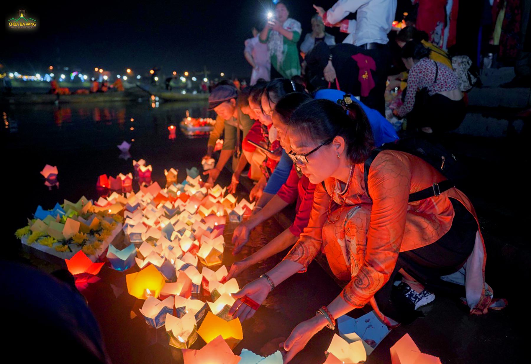 Thắp lên ánh đăng sáng, những người con Phật tưởng nhớ những người đã ngã xuống vì hòa bình, tự do của đất nước