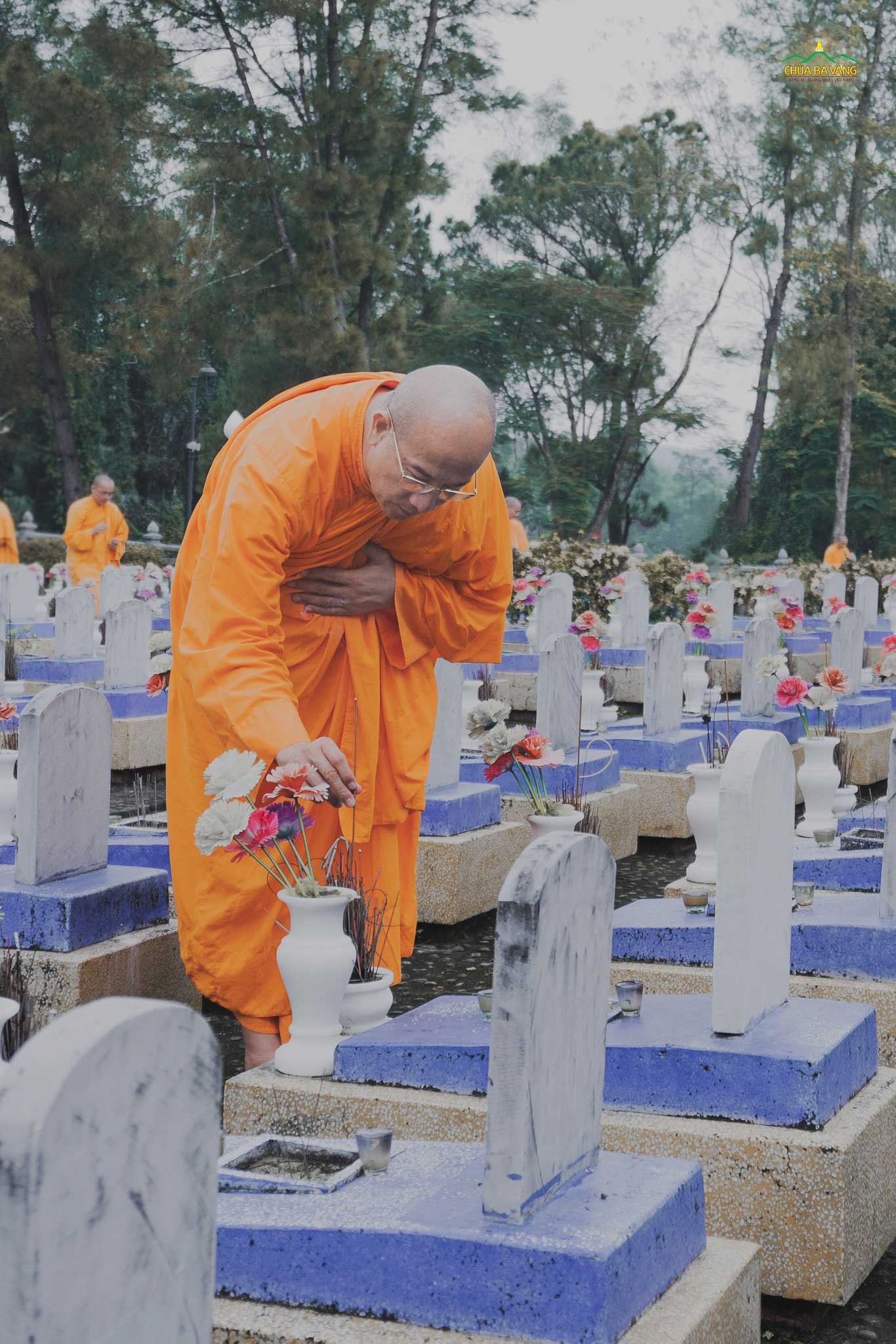 Sư Phụ Thích Trúc Thái Minh thắp nén hương thơm, gửi tấm lòng tri ân đến các anh hùng liệt sĩ đã ngã xuống vì sự nghiệp bảo vệ và giữ gìn đất nước
