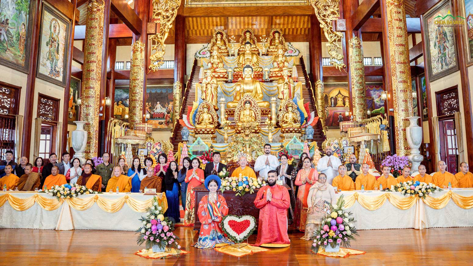 Gia đình tân lang Vishal Rattu và tân nương Nguyễn Thị Thu Trang (đạo tràng Phật tử xa xứ Châu Mỹ) chụp ảnh lưu niệm cùng chư Tôn đức Tăng sau lễ Hằng thuận