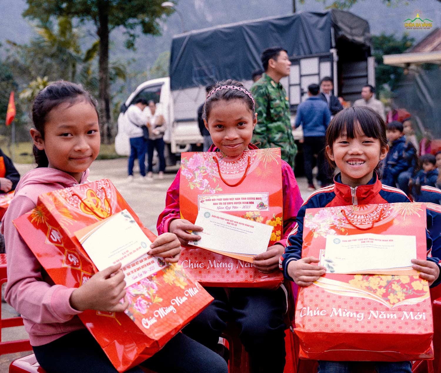 Các em học sinh ở vùng biên giới huyện Minh Hóa đã có một ngày mùa đông nhiều niềm vui