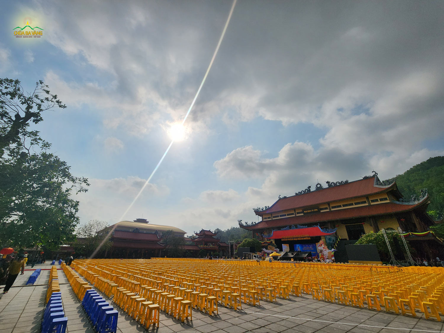 Nắng gay gắt tại sân chính điện chùa Ba Vàng ngày 20/05/2023 - 1 ngày trước khi diễn ra đại lễ Phật đản
