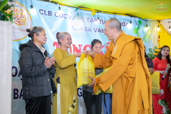 Các Phật tử hoan hỷ khi được nhận món quà từ Sư Phụ