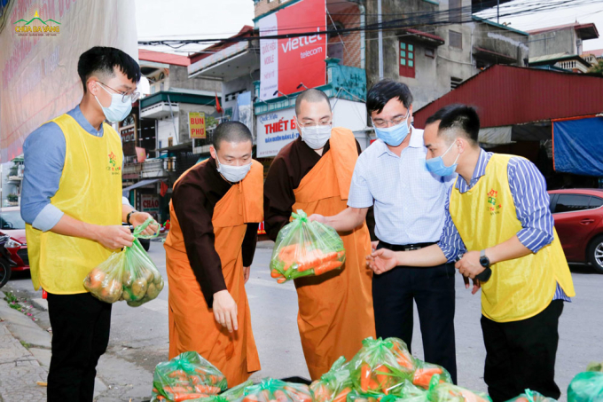 Ông Đào Ngọc Sơn - Chủ tịch Ủy ban Mặt trận Tổ quốc Việt Nam thành phố Uông Bí ủng hộ chương trình giải cứu nông sản