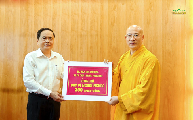 Sư Phụ Thích Trúc Thái Minh thay mặt Tăng Ni, Phật tử chùa Ba Vàng trao tặng 300 triệu đồng ủng hộ quỹ “Vì người nghèo” và ủng hộ miền Trung