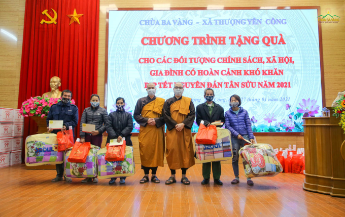 Đại diện chư Tăng chùa Ba Vàng trao hơn 90 suất quà tới người dân xã Thượng Yên Công, thành phố Uông Bí, tỉnh Quảng Ninh