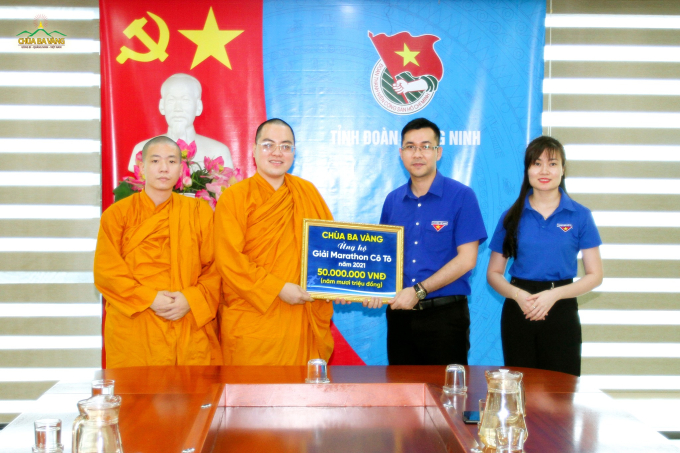 Được sự chỉ dạy của Sư Phụ Thích Trúc Thái Minh, đại diện chư Tăng chùa Ba Vàng đã trao tặng 50.000.000 đồng ủng hộ Giải Marathon “Cô Tô – Bứt phá - Vươn tầm”