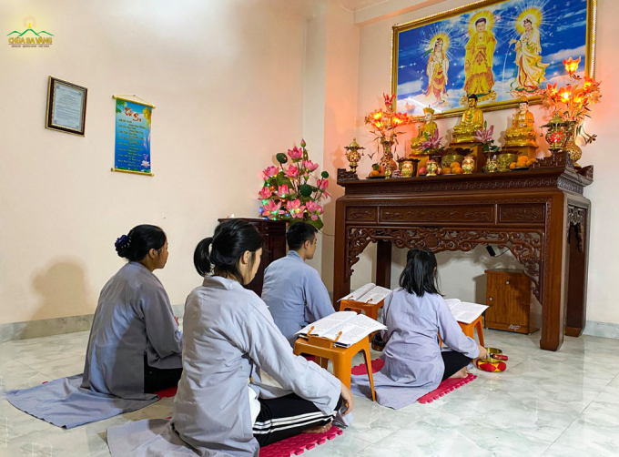 Gia đình Phật tử Minh Hậu - Thạch Khối chăm chú trong khóa lễ. Phật tử nhí đã được cha mẹ hướng dẫn sử dụng pháp khí và thực hành rất thành thạo