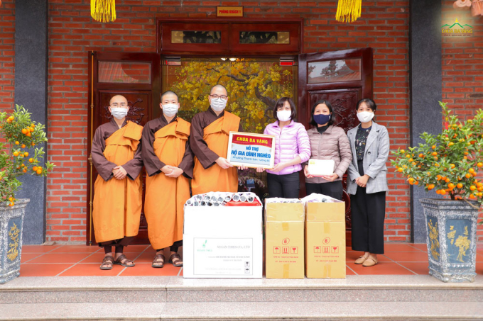 Lãnh đạo phường Thanh Sơn đại diện người dân nhận 44 suất quà Tết từ chùa Ba Vàng