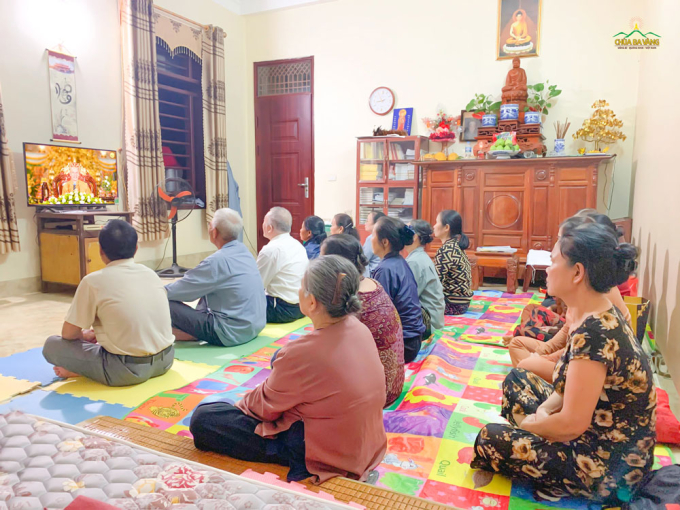 Phật tử đạo tràng Minh Sơn, tỉnh Lạng Sơn tập trung thành nhóm nhỏ để cùng học Pháp qua mạng Internet
