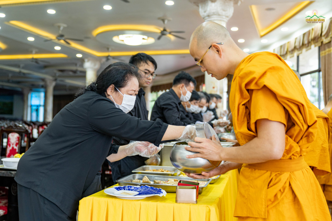 Phật tử Đoàn Thị Mai Thắm sớt bát cúng dường quý Thầy