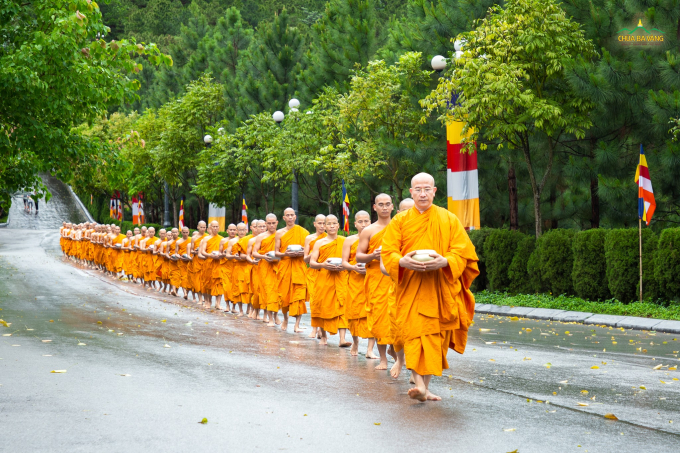 Sư Phụ và chư Tăng chùa Ba Vàng thong dong ôm bình bát khất thực trong khuôn viên bổn tự