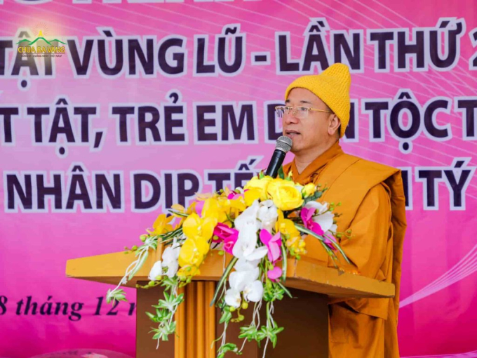Sư Phụ Thích Trúc Thái Minh phát biểu trong chương trình trao quà cho trẻ em khuyết tật, trẻ em vùng cao