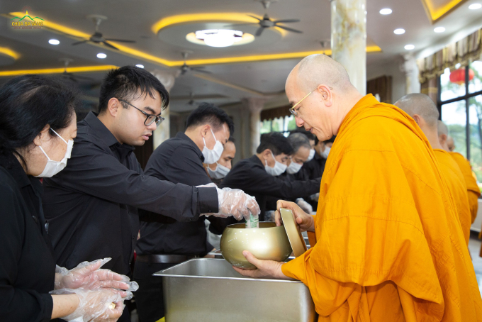 Thành viên trong gia đình Phật tử thành kính sớt bát cúng dường Sư Phụ Thích Trúc Thái Minh