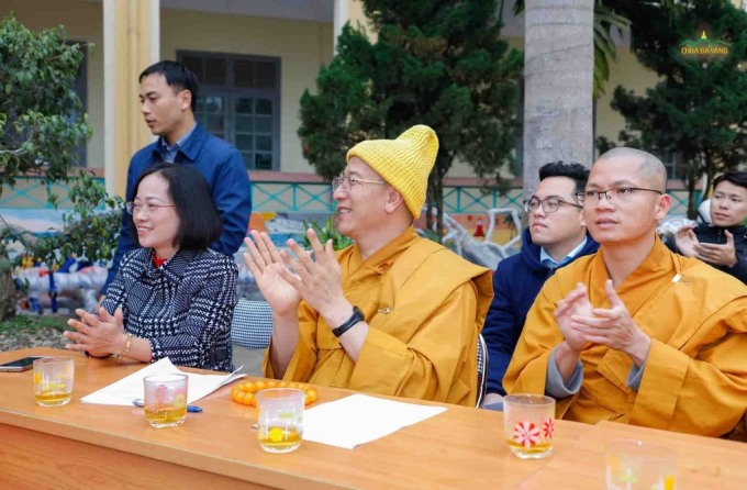 Sư Phụ cùng chư Tăng chùa Ba Vàng trong chương trình trao quà cho trẻ em khuyết tật, trẻ em vùng cao