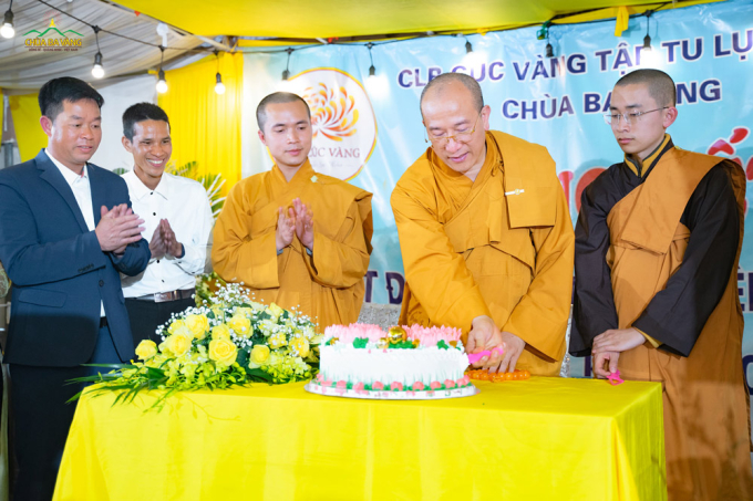 Trong chương trình, các Phật tử đã thỉnh Sư Phụ cắt bánh gato