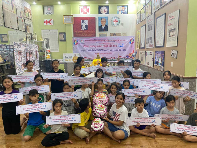 Các bé tại Trung tâm Nhân Đạo Quê Hương chúc mừng sinh nhật Sư Phụ Thích Trúc Thái Minh