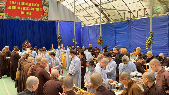 Các Phật tử hiện đang tu học tại chùa Ba Vàng cúng dường trai tăng trong Đại giới đàn