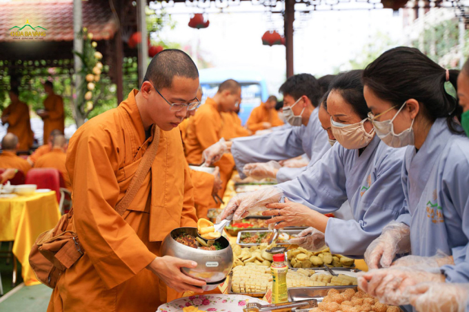 Phật tử sớt bát cúng dường chư Tăng chùa Ba Vàng