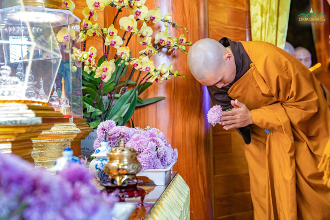 Sư Phụ chia sẻ: “Trong kinh Niết Bàn, Đức Phật có dạy, ai đảnh lễ Xá lợi Phật với tất cả tâm thành kính sẽ được vô lượng phước báu, giống như cúng dường chính Đức Phật vậy”