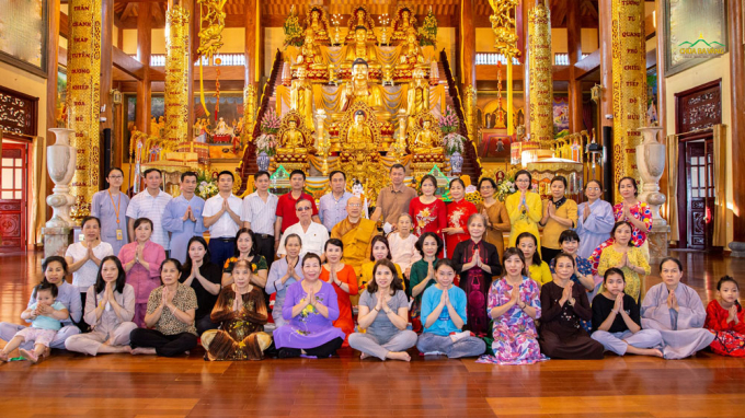 Các Phật tử chụp hình lưu niệm cùng Sư Phụ tại Chính điện tầng 2 chùa Ba Vàng