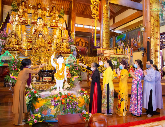 Các Phật tử trang nghiêm thực hiện nghi thức tắm Phật tại Chính điện chùa Ba Vàng
