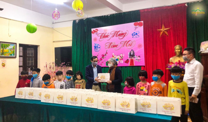 Các Phật tử trao quà cho các em nhỏ tại Trung tâm trẻ mồ côi Hà Cầu - Hà Đông - Hà Nội