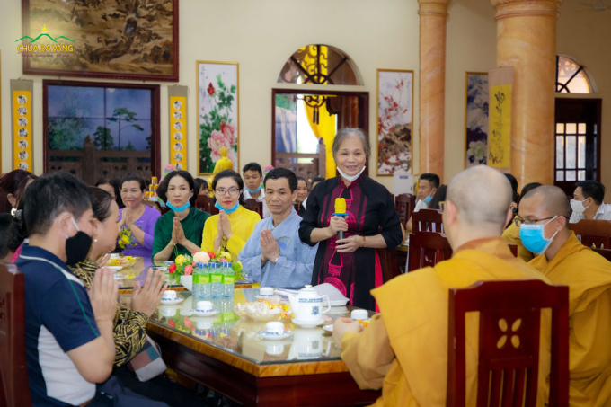 Đại diện Phật tử gửi lời tri ân Sư Phụ và bày tỏ niềm hạnh phúc khi được về chùa lễ Phật sau thời gian dài giãn cách xã hội
