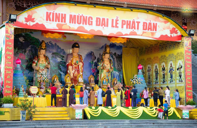Du khách và Phật tử về chùa thành kính đảnh lễ Đức Phật