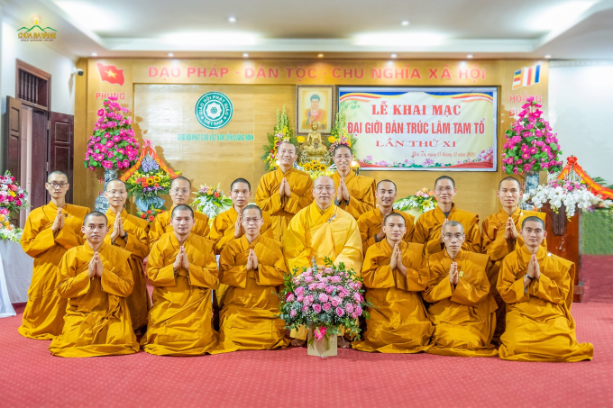 Lễ tấn đàn truyền giới hoàn mãn, Sư Phụ Thích Trúc Thái Minh chụp ảnh lưu niệm cùng 13 tân Tỳ-kheo