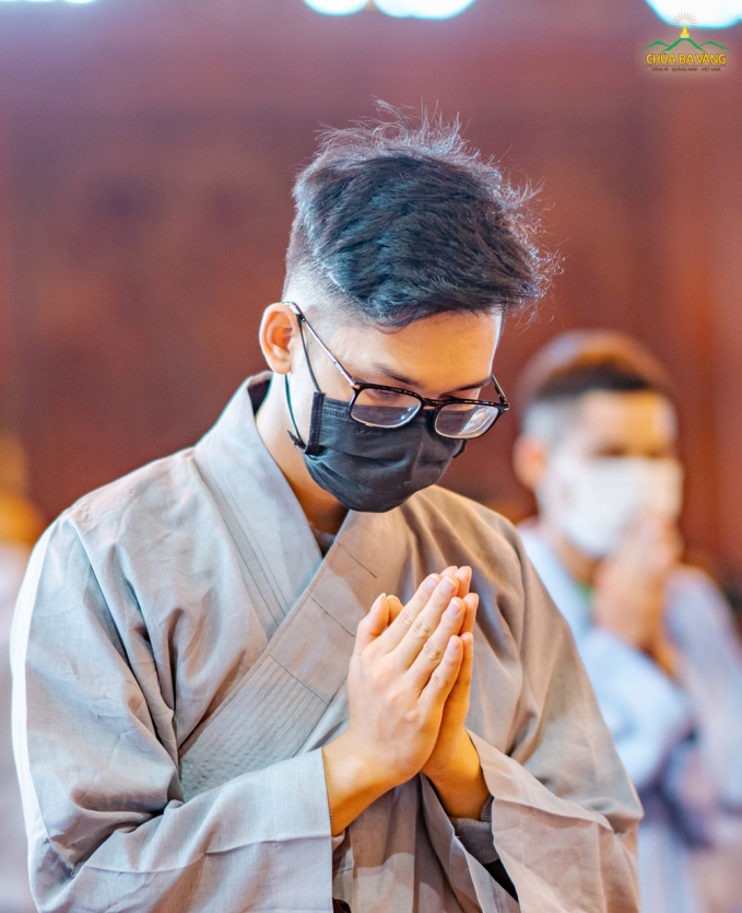 Phật tử đang tu tập cấm túc tại chùa thành kính đối trước Sư Phụ trong buổi khánh tuế đầu xuân