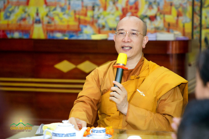 Sư Phụ Thích Trúc Thái Minh đã có buổi trò chuyện cùng các Phật tử tại Chính điện tầng 1 chùa Ba Vàng