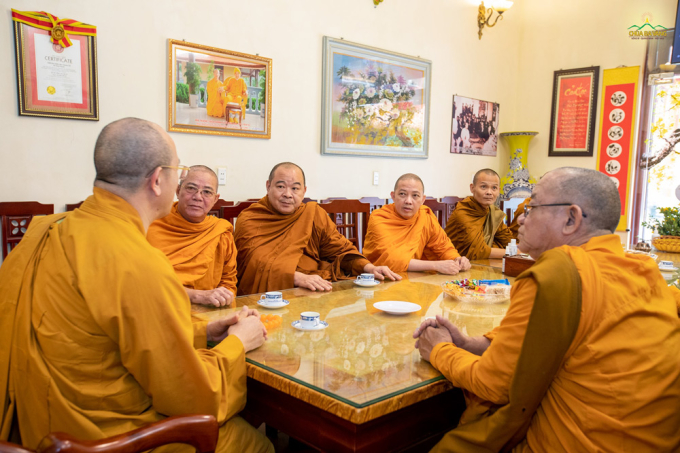 Sư Phụ Thích Trúc Thái Minh đón tiếp phái đoàn chư Tôn đức Phật giáo Nam tông tại phòng khách