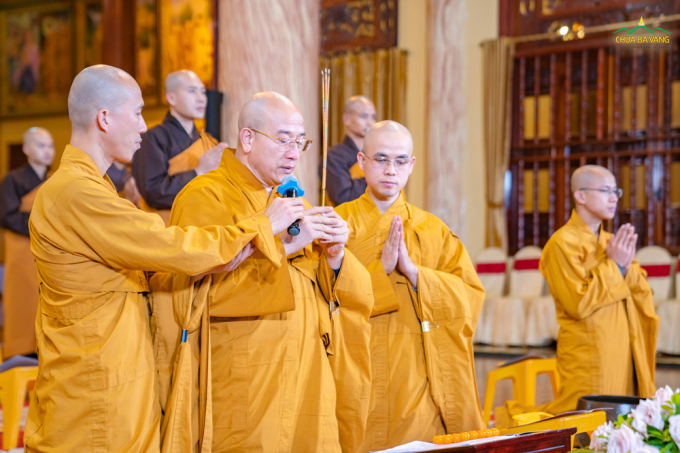 Sư Phụ Thích Trúc Thái Minh niêm hương bạch Phật trong lễ cầu quốc thái dân an