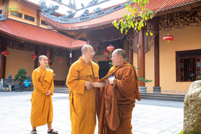 Sư Phụ Thích Trúc Thái Minh tiếp đón chư Tôn đức Phật giáo Nam tông đến thăm chùa Ba Vàng