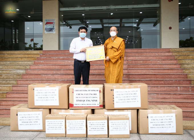 Thay mặt Tăng Ni, Phật tử chùa Ba Vàng, Sư Phụ Thích Trúc Thái Minh đã trao 1.500 chiếc khẩu trang y tế, 300 bộ quần áo bảo hộ y tế, 100 chai nước sát khuẩn tới Trung tâm Truyền thông tỉnh Quảng Ninh