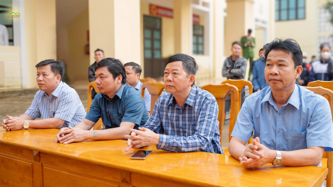 Đại diện chính quyền tham dự buổi trao quà Tết tại xã Hồng Hóa, Minh Hóa
