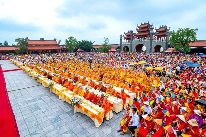 Đông đảo chư Tôn đức Tăng trong nước và quốc tế cùng nhân dân, Phật tử thập phương tham dự Đại lễ Phật đản chùa Ba Vàng