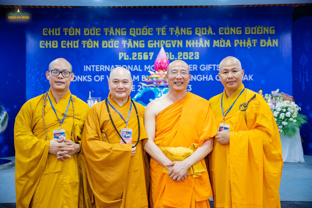 Hòa Thượng Tiến sĩ Thích Đức Tuấn (đứng thứ 2 từ trái sang) cùng Chư Tăng chụp ảnh lưu niệm với Thầy Thích Trúc Thái Minh trong đại lễ Phật đản