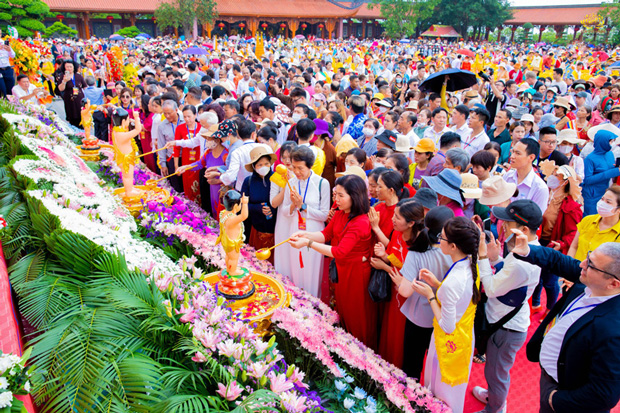 Nhân dân Phật tử thập phương dâng nước cúng dường tắm Phật