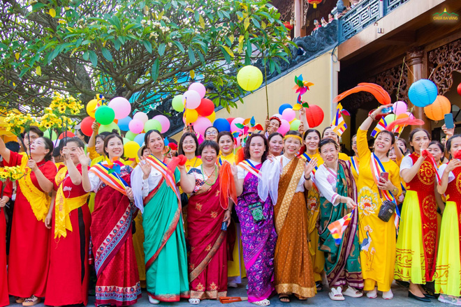 Những trang phục đa dạng làm nên bức tranh tuyệt đẹp, rực rỡ sắc màu trong Đại lễ Phật đản