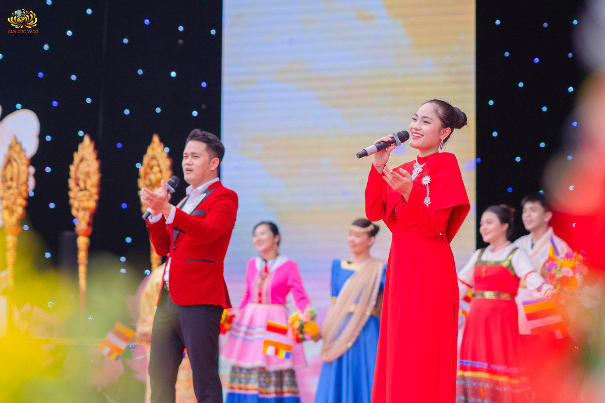 Trong những bộ trang phục truyền thống nhiều quốc gia, các bạn trẻ đã thể hiện thành công bài hát song ngữ “Phật giáo gắn kết hòa bình thế giới”