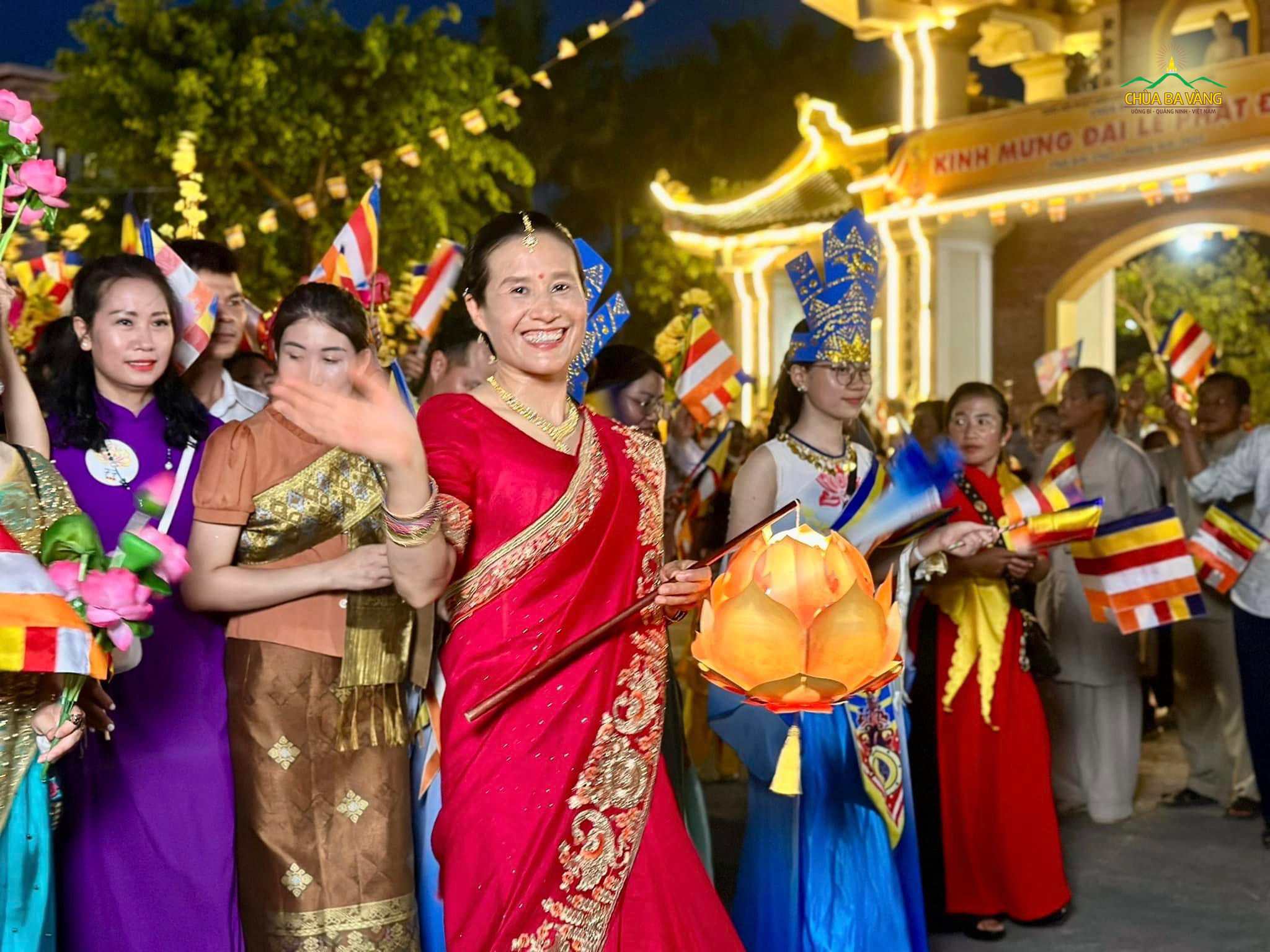 Cô Phạm Thị Yến cùng các Phật tử trong CLB Cúc Vàng rạng rỡ trong lễ rước xe hoa kính mừng Đức Phật đản sinh