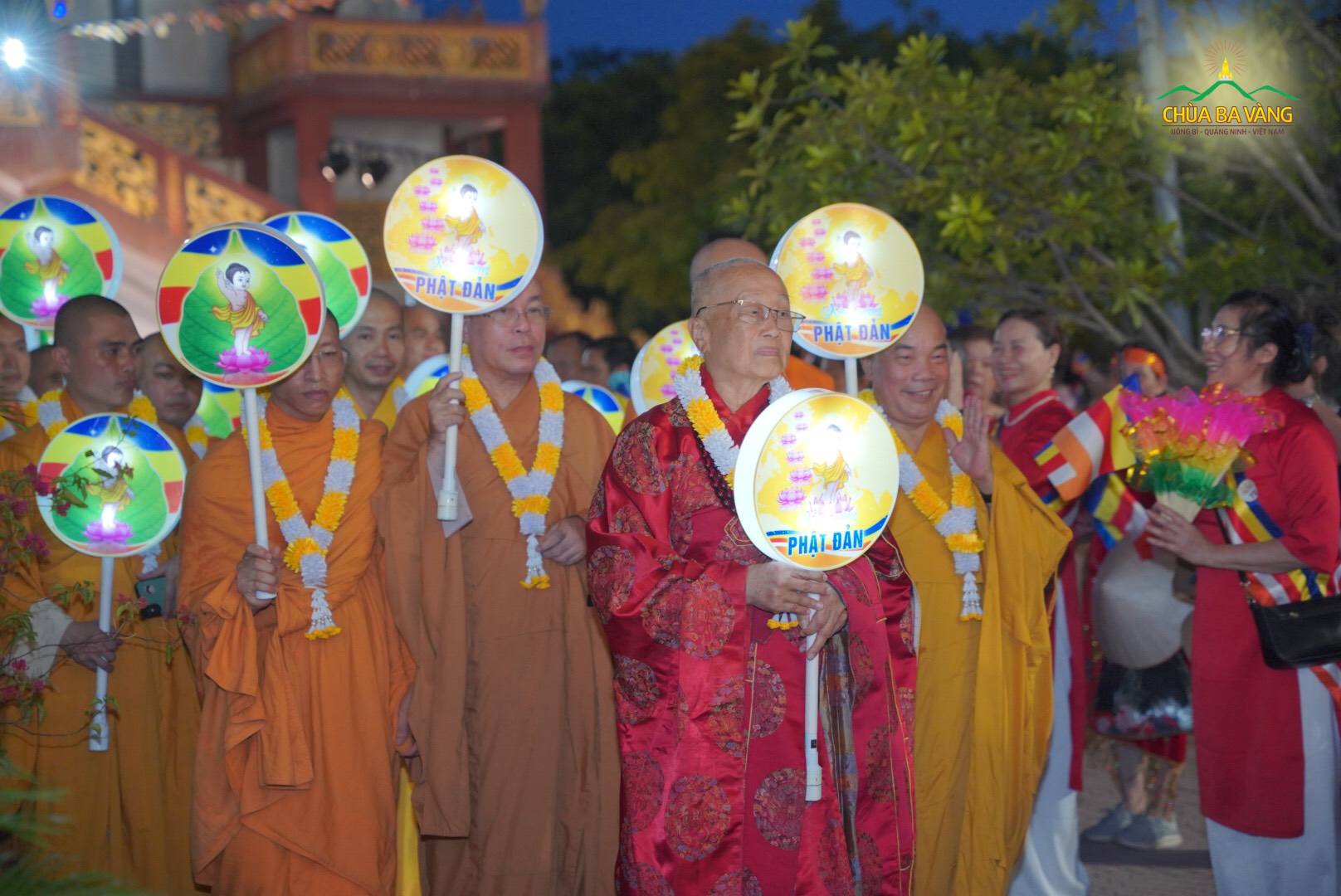 Hòa thượng Thích Tánh Nhiếp cùng chư Tôn đức Tăng trong lễ rước xe hoa kính mừng Đức Phật đản sinh