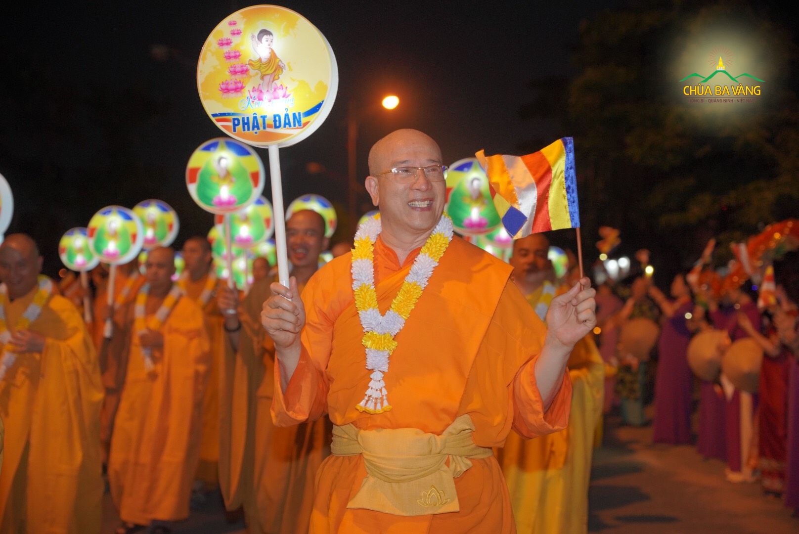 Thầy Thích Trúc Thái Minh diễu hành rước xe hoa kính mừng Đức Phật đản sinh tại TP Đồng Hới, Quảng Bình